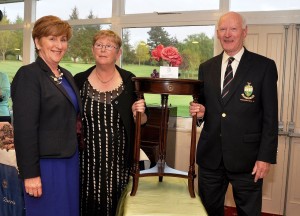 Lady Captain Linda Donohoe, President AF Mitchell presenting his prize to Brenda McCarthy.